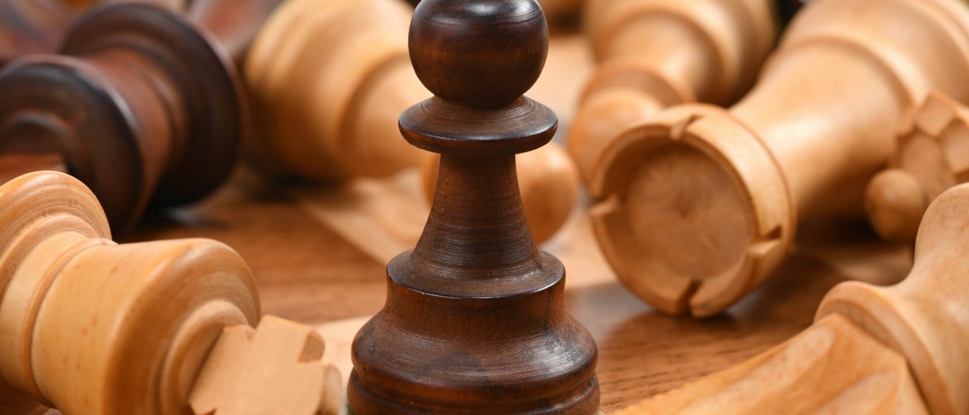 Pawn chess piece standing among fallen chess pieces - UNSPLASH Pawn chess piece standing among fallen chess pieces